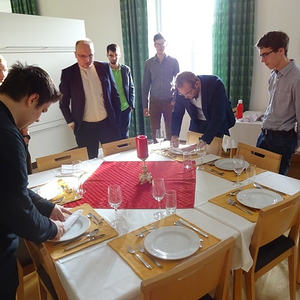 gemeinsames Tischdecken