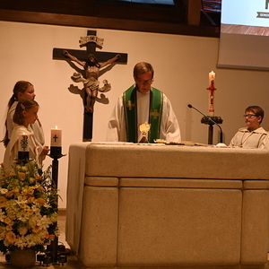 P. Martin und die Ministranten bei der Gabenbereitung