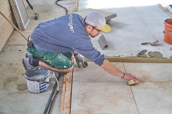 Bodenplatten legen im Mittelgang