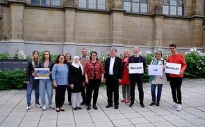 Gemeinsamer Einsatz für den Frieden: Bischof Dr. Manfred Scheuer mit Geflüchteten aus der Ukraine, Afghanistan, Syrien und Mitglieder der Initiative für Geflüchtete der Kath. Kirche in OÖ.