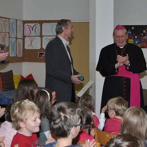 Bischof besuchte Volksschulen und Kindergarten