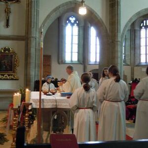 Jungmedizinerin als Ministrantin 