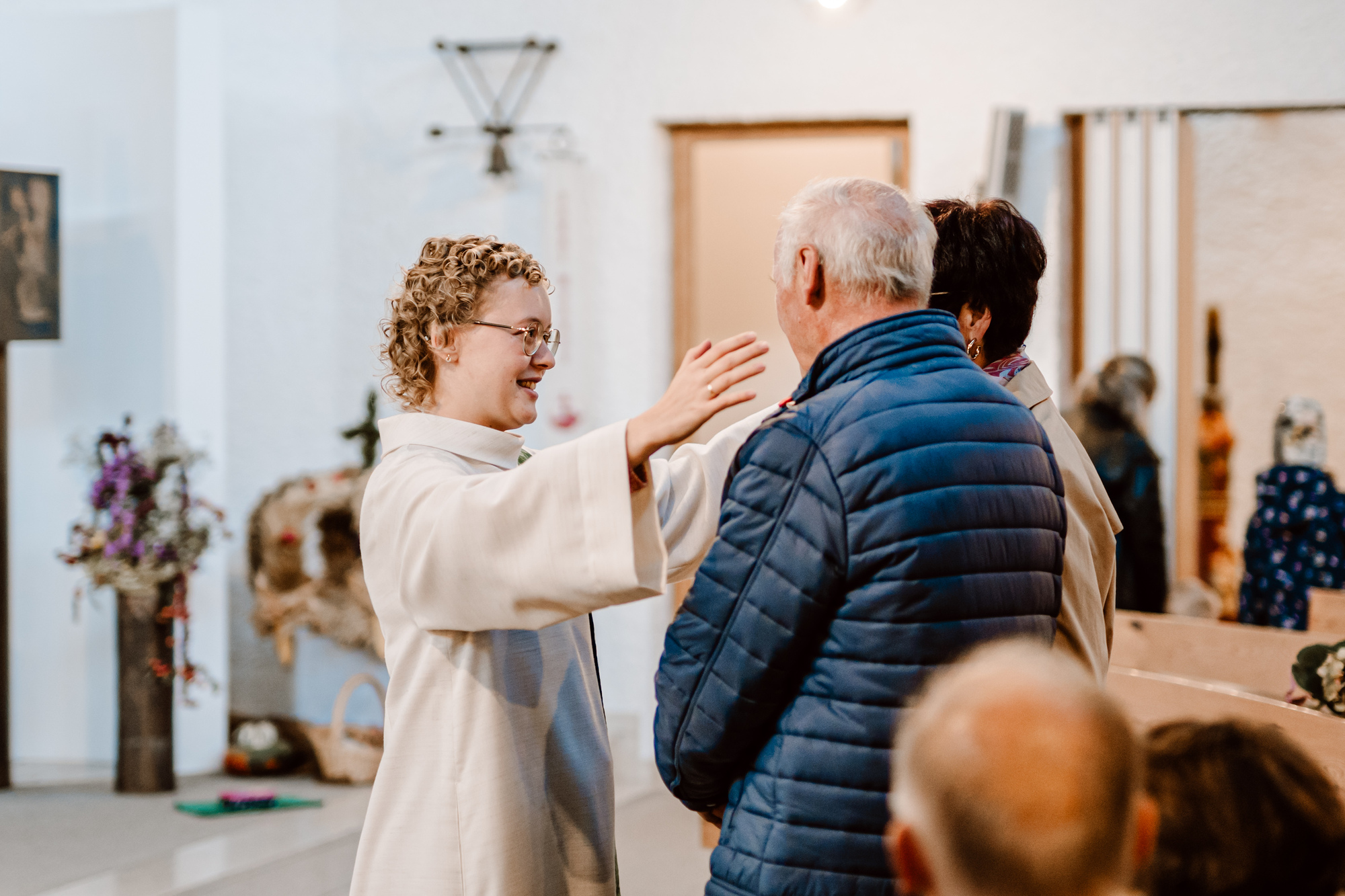 Eva Ulbrich, Seelsorgerin in der Pfarrgemeinde Urfahr-St. Markus, segnet ein Jubelpaar.
