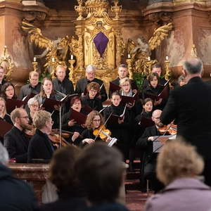 Blick auf Publikum und Mitwirkende beim Passionskonzert „Die mit Tränen säen“ im Rahmen der Reihe musica sacra – musik in linzer kirchen