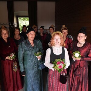 Die Goldhaubenfrauen überraschten die Jubelbräute mit Brautsträussen