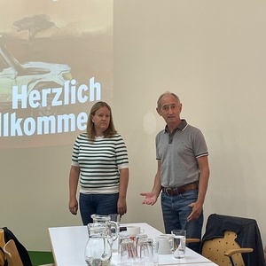 Geschäftsführerin Christine Parzer (MIVA) mit Andreas Reumayr (Missionsstelle)