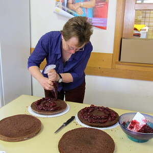 Torten verzieren, Pfarre Neumarkt im Mühlkreis
