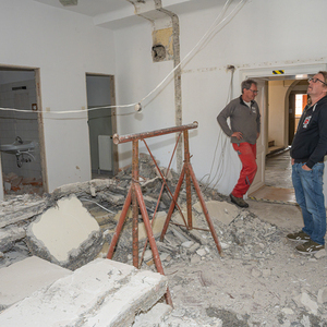 Sanierungsarbeiten Pfarrhof Kirchdorf an der KremsFoto: Baubesprechung Architekt Dipl.-Ing. Martin Hiptmair (links im Bild) mit Polier Harald Austaller und Pfarrverwalterin Hermine Schimpelsberger
