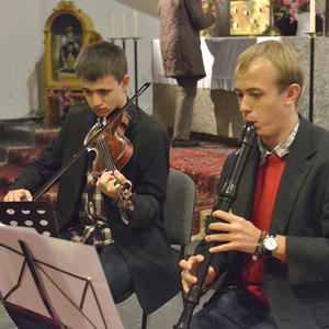 Stimmungsvoller Abendgottesdienst mit Taizé-LiedernGesänge, die Einfachheit ausstrahlen und zur Ruhe kommen lassen, das sind die Lieder der französischen Taizé-Gemeinschaft. Etwas von dieser Atmosphäre wurde bei der Sonntag-Vorabendmesse in Kirchdor