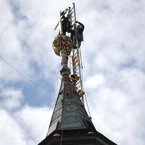Erntedank in Gmunden am Traunsee - und das neue Turmkreuz wurde feierlich eingeweiht und auf die Kirchturmspitze gesteckt -  am Foto: auf der Kirchturmspitze wird das neue Kreuz montiert