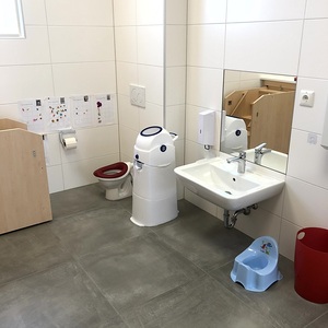 Toilette und Waschbecken