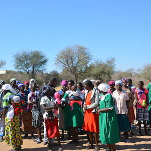 Besuch in einem Buschdorf der Partnergemeinde Bunya