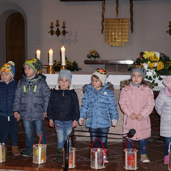 Kindergartenkinder beim Martinsfest