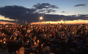 Abendgebet auf dem Feld der Barmherzigkeit mit einer Million Kerzen