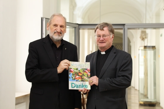 Bischofsvikar Wilhelm Vieböck (Jahrbuch-Herausgeber, li) übergab das neue Jahrbuch an Diözesanbischof Manfred Scheuer