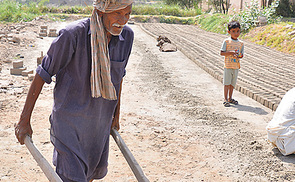 Arbeiter in der Ziegelfarbik in Pakistan. 
