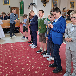 Jede Schüler:in erhält ein geweihtes Kreuz 