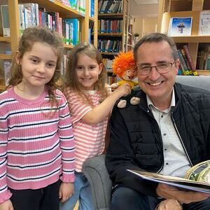 Bürgermeister Max Oberleitner mit Kindern und Pumuckl