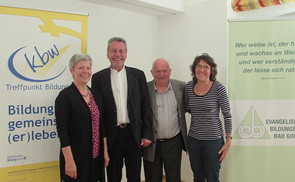 Die Leiterinnen des Ökumenischen Bildungswerks mit Dr. Franz Gschwandtner und Pfarrer Johann Hammerl                              
