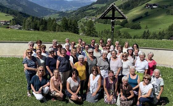 Teilnehmerinnen aus OÖ im Villnösstal / © Michaela Leppen 187 Frauen auf den Spuren der Heiligen Maria Magdalena in Südtirol
