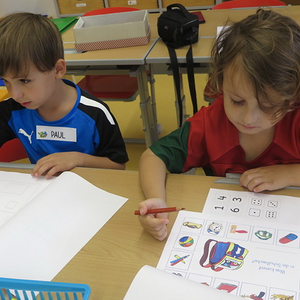 Die Schulanfänger besuchen die Schule