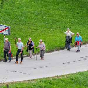 Wallfahrer kommen von der Staumauer Klaus