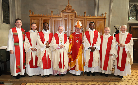 V. l.: Mag. Roland Buemberger, Mag. Michael Münzner, Neupriester Mag. Maximus Oge Nwolisa, Bischof em. Dr. Ludwig Schwarz SDB, Bischof Dr. Manfred Scheuer, Neupriester Mag. Francis Chiduluo Abanobi, Generalvikar DDr. Severin Lederhilger OPraem und Dr