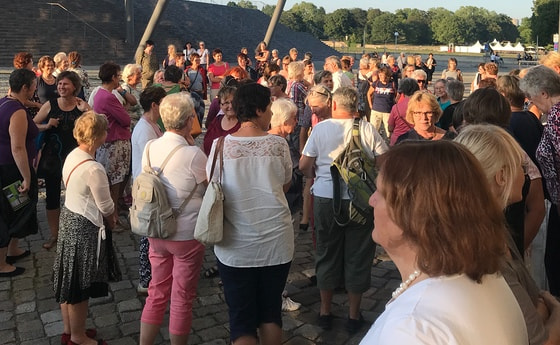 Ankunft in Dresden der Frauenreisegruppe aus Österreich
