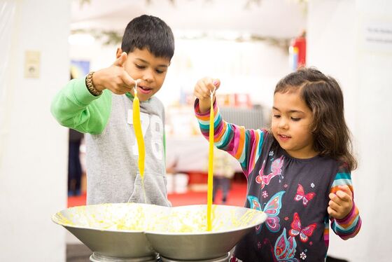 Ein einzigartiges Erlebnis in der Vorweihnachtszeit: In der (beheizten) Krypta des Mariendoms entsteht aus einem Kerzendocht Schritt für Schritt eine Kerze.