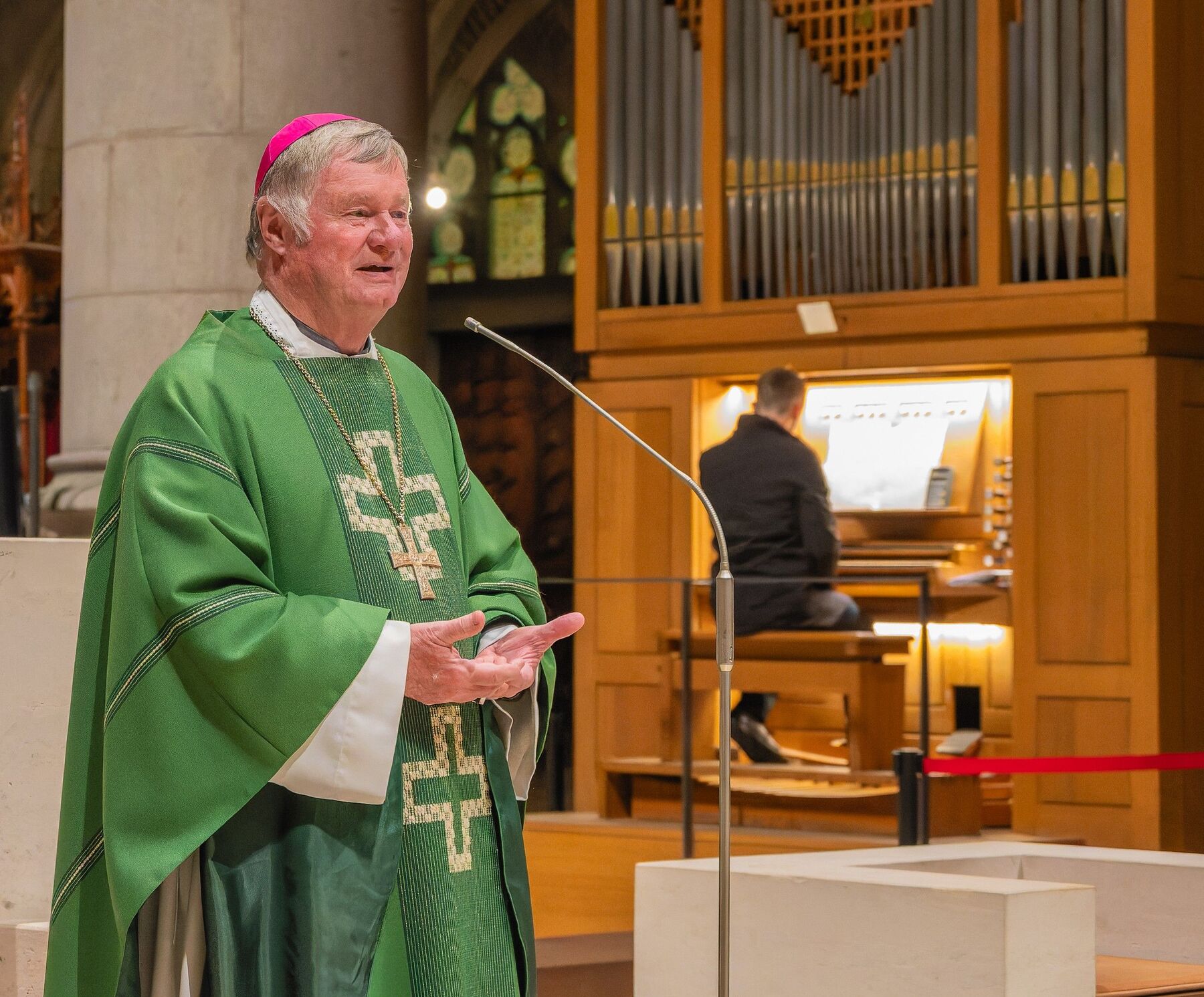 Manfred Scheuer / © Diözese Linz / Foto Haijes Am 18. Oktober 2026 wurden 26 Religionslehrer:innen im Linzer Mariendom von Bischof Manfred Scheuer in ihren Dienst gesendet. Jugendliche bräuchten einen Platz fürs Leben, authentische Begleiter:innen und gute Freund:innen, so der Bischof in seiner P