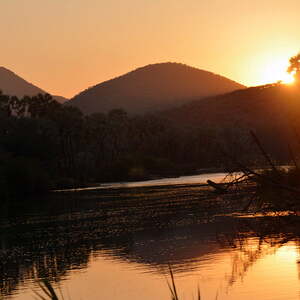 Sonnenaufgang am Fluss Kunene