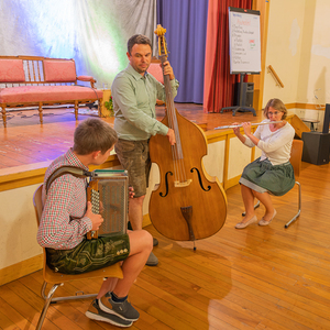 Dankefest im Pfarrsaal Kirchdorf an der Krems Bild: Jakob, Arnold und Andrea Renhardt beim Musizieren