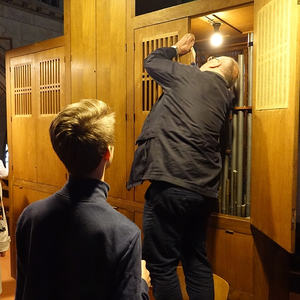 Domorganist Wolfgang Kreuzhuber gewährt Einblicke in das Rückpositiv der Rudigierorgel ...