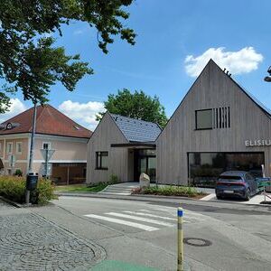 Das Pfarrheim in Altenberg wurde nach einem Entwurf des Architekten Dietmar Hammerschmid umgebaut. Am 5. Juli 2026 wird das 'Elisium' feierlich eröffnet.