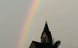 Regenbogen über der Kirche