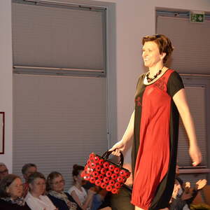 MODENSCHAU und Informationen über ökologisch und fair hergestellte Kleidung 