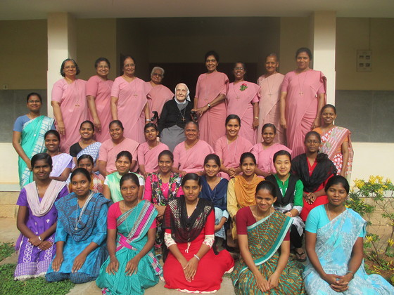 Sr. M. Johanna im Kreise der Mitschwestern / © Kreuzschwestern Indien Sr. M. Johanna im Kreise der Mitschwestern