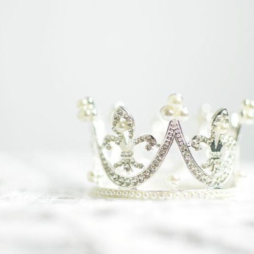 silberne Krone mit Diamanten und Perlen