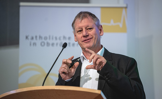 Franz Gruber, Rektor der Katholischen Privat-Universität Linz und theologischer Begleiter des Zukunftsweges, präsentiert einen Entwurf zur künftigen inhaltlichen Ausrichtung der Katholischen Kirche in Oberösterreich. 