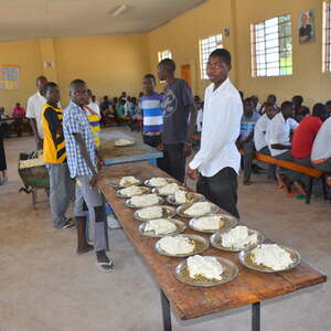 Mais Papp mit Gemüsesauce im neuen Speisesaal