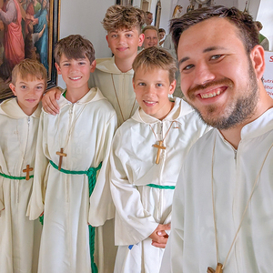 Minis aus Kirchdorf an der Krems sind aktiv beim lebensfrohen, bunten Gottesdienst in der Stadtpfarrkirche Leoben