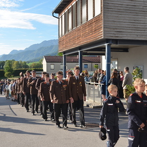 Die Feuerwehren beim Festeinzug in die Kirche
