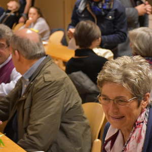 gesegnete Speisen werden verzehrt