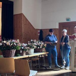 Die gebundenen Palmbuschen wurden vor der Verteilung gesegnet