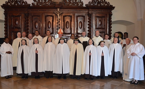 Die Jubilarinnen mit Generaloberin Sr. M. Michaela Pfeiffer-Vogl (hinten links), Generalvikarin Sr. M. Margret Grill (3. v. r.), Bischof Manfred Scheuer und den konzelebrierenden Priestern und den Kandidatinnen Susan Mateega und Bernadette Schwarz. / © Marienschwestern / Sr. Anna Pointinger Die Jubilarinnen mit Generaloberin Sr. M. Michaela Pfeiffer-Vogl (hinten links), Generalvikarin Sr. M. Margret Grill (3. v. r.), Bischof Manfred Scheuer und den konzelebrierenden Priestern und den Kandidatinnen Susan Mateega und Bernadette Schwarz.