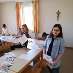 Johanna und Verena haben für die Kinder Malsachen vorbereitet
