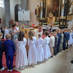 Die Schüler:innen bekommen zur Erinnerung ein Kreuz