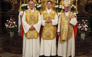 V. l.: Abt Mag. Martin Felhofer, Neupriester H. Mag. Vitus Stefan Glira und Bischof Dr. Manfred Scheuer.  