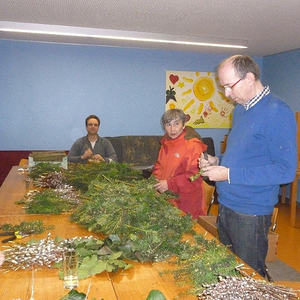 Palmbesen binden im Pfarrhof