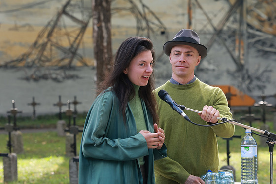 Künstler:innenduo VIDEO.SCKRE / © Stadt Linz / Michael Dworschak Neues Mural am St. Barbara Friedhof gegen Gewalt an Zivilist:innen